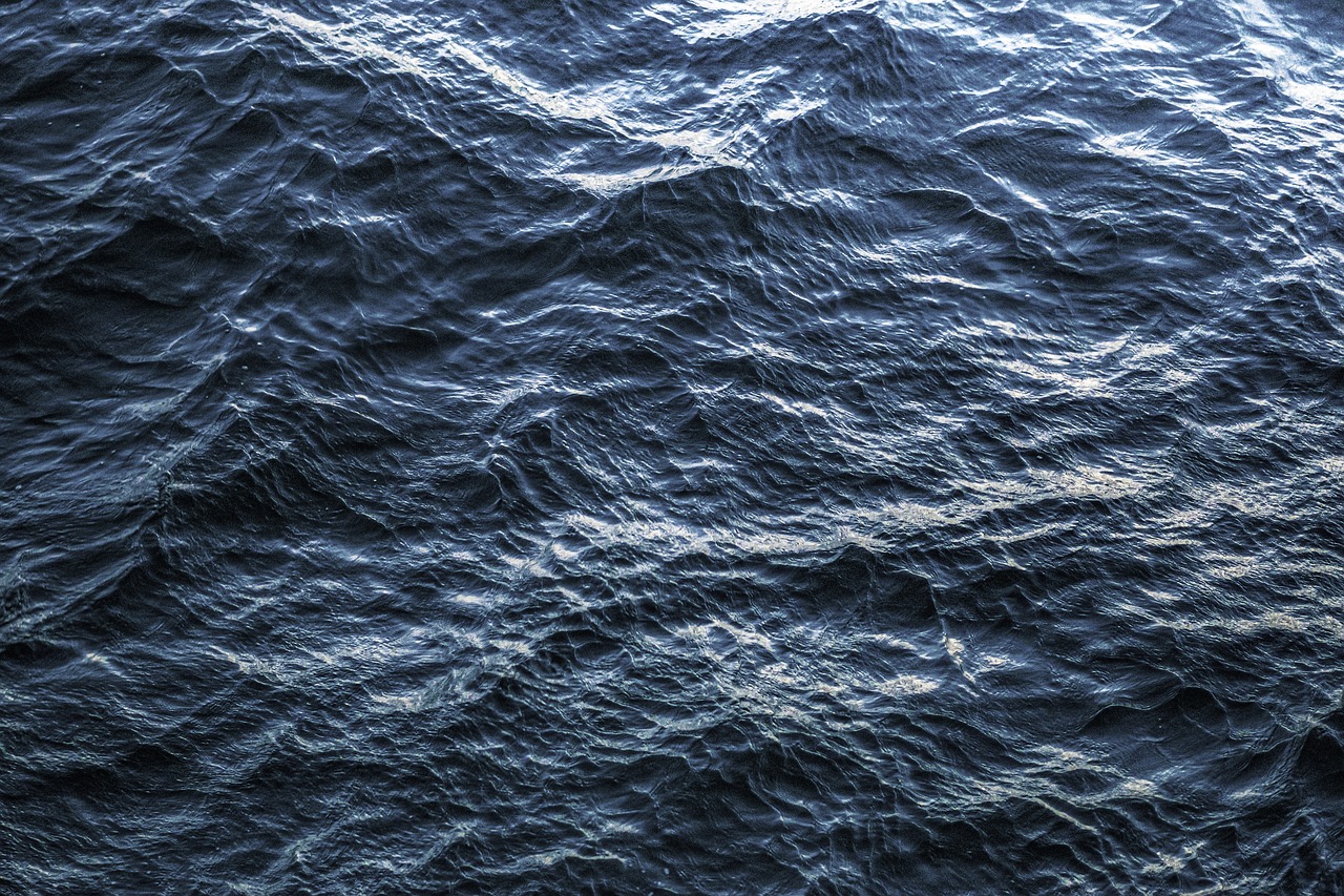 Barco carguero en alta mar